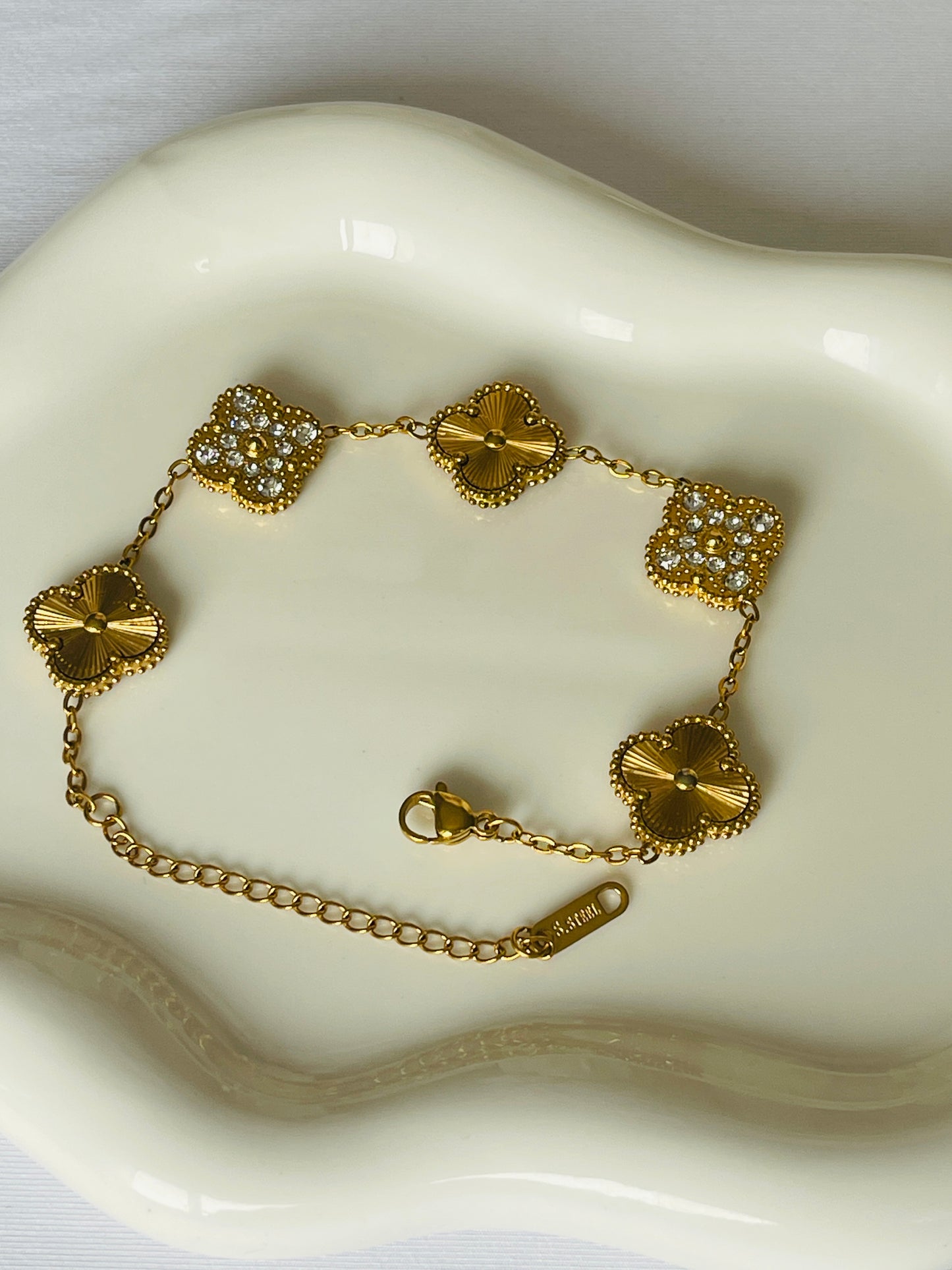 Beautiful Fashionable Clover bracelets with 6 different colours